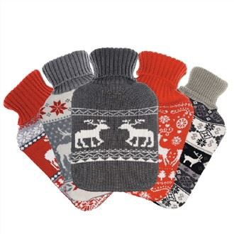 Copertura della bottiglia dell'acqua calda lavorata a maglia con motivo a renna