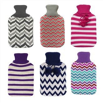 Copertura della bottiglia dell'acqua calda lavorata a maglia con motivo a righe